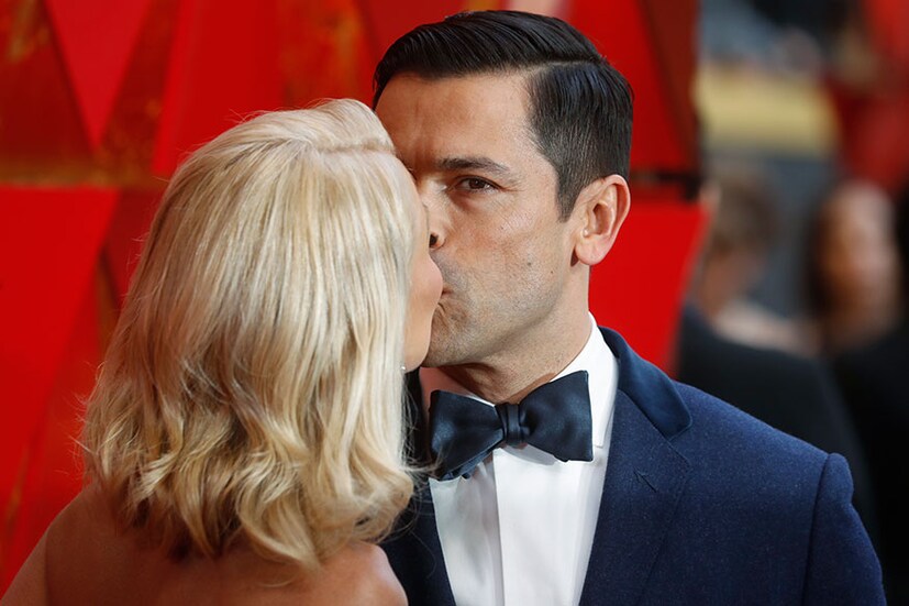 ৯০ তম অ্যাকাডেমি অ্যাওয়ার্ডের রেডকার্পেটে কেলি রিপা এবং মার্ক কনসুলোসের চুমু (Image: Reuters)