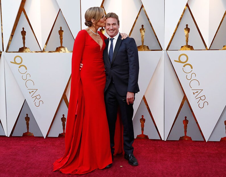 ৯০ তম অ্যাকাডেমি অ্যাওয়ার্ডের রেডকার্পেটে অ্যালিসন জ্যানি চুমু দেন স্টিভেন রজার্সকে (Image: Reuters)