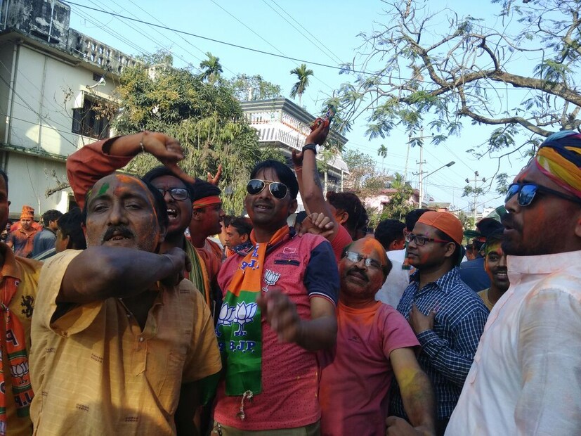 ত্রিপুরায় জয়ের নিশ্চিত হতেই বিজেপি কর্মীদের উল্লাস ৷ (Image: Sougata Mukhopadhyay)