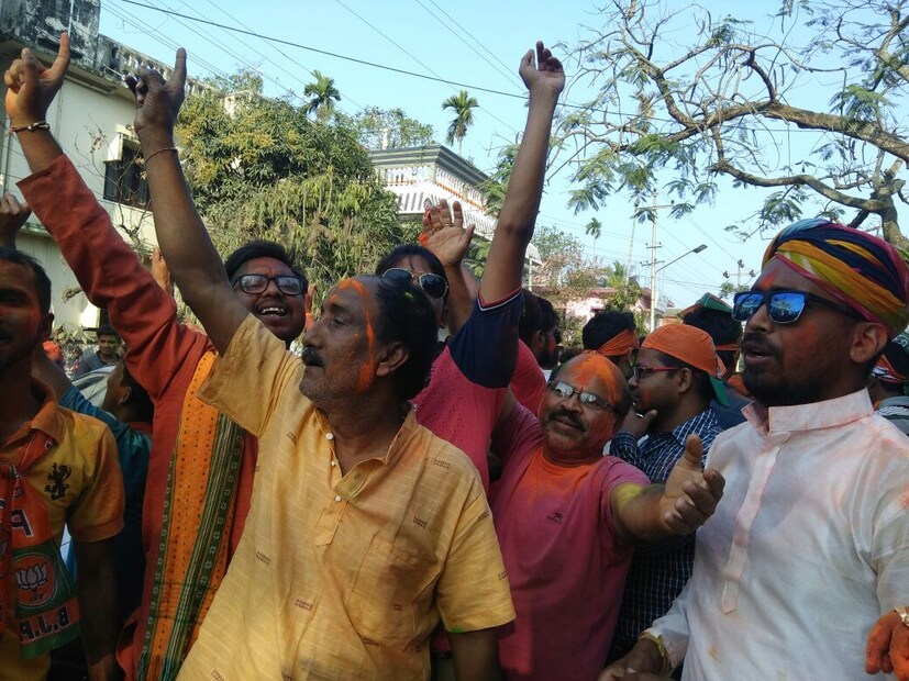 ত্রিপুরায় জয়ের নিশ্চিত হতেই বিজেপি কর্মীদের উল্লাস ৷ (Image: Sougata Mukhopadhyay)