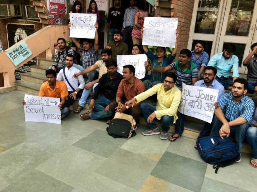 ছাত্রীকে যৌন নির্যাতনের অভিযোগ, বিক্ষোভে আজও উত্তাল JNU (Photo: News18)