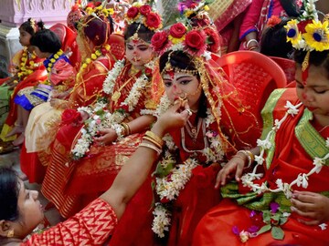 কোথাও কুমারী, কোথাও বা অন্নপূর্ণা, দেখুন ভিন্ন ভাবে পুজোর ছবি
