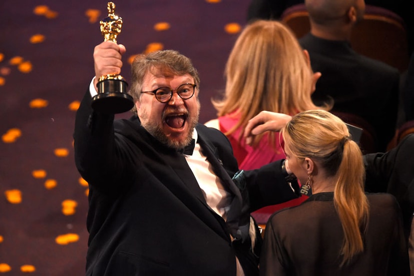 দ্য শেপ অফ ওয়াটারের ছবির জন্য সেরা পরিচালকের পুরস্কার পেলেন গুলেরমো ডেল তেরো (Image: AP) 