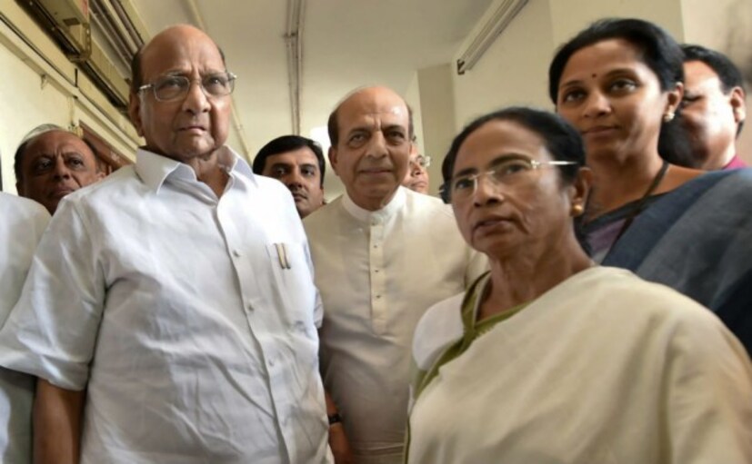 মুখ্যমন্ত্রী বলেন, ‘আগামী লোকসভা ভোট আকর্ষণীয় হবে ৷ কারণ বিজেপির যাওয়ার সময় হয়ে গিয়েছে ৷’ ২০১৯ সালের লোকসভা নির্বাচনে বিজেপির হার যে নিশ্চিত ৷ সেই বিষয়টি নিয়ে এদিন যথেষ্ঠ আত্মবিশ্বাসী দেখাল মুখ্যমন্ত্রীকে ৷ (Photo: PTI)
