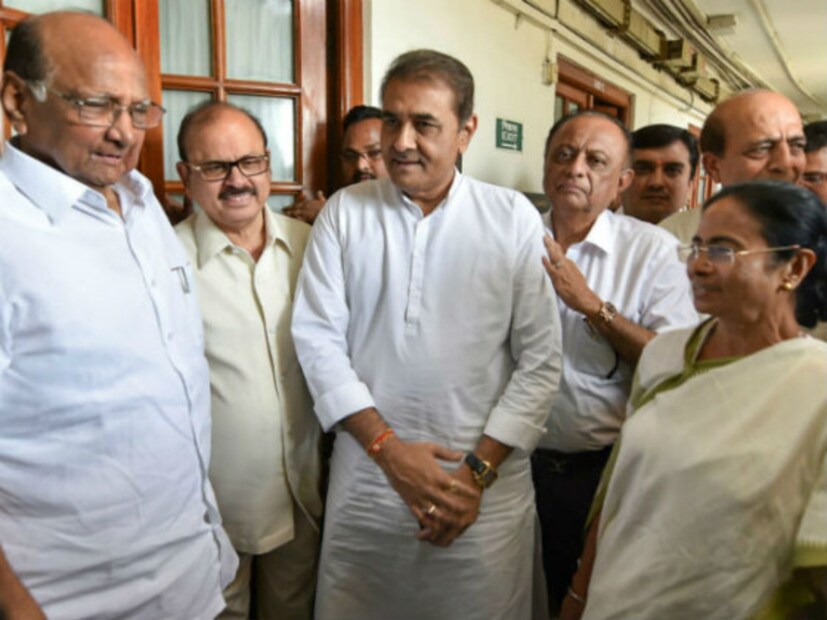 দিল্লিতে এনসিপির সুপ্রিমো শরদ পাওয়ারের সঙ্গে দেখা করলেন মুখ্যমন্ত্রী মমতা বন্দ্যোপাধ্যায় ৷ বেলা দেড়টা নাগাদ সংসদ ভবনে বৈঠক করেন তারা। (Photo: PTI)