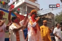 Video: হোলিতে গানে মাতালেন বিধায়ক সুজিত বসু Video: হোলিতে গানে মাতালেন বিধায়ক সুজিত বসু
