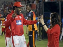 সানরাইজার্সকে হারিয়ে প্রীতির সঙ্গে ভাংড়া নাচলেন গেইল, দেখে নিন সব ছবি সানরাইজার্সকে হারিয়ে প্রীতির সঙ্গে ভাংড়া নাচলেন গেইল, দেখে নিন সব ছবি