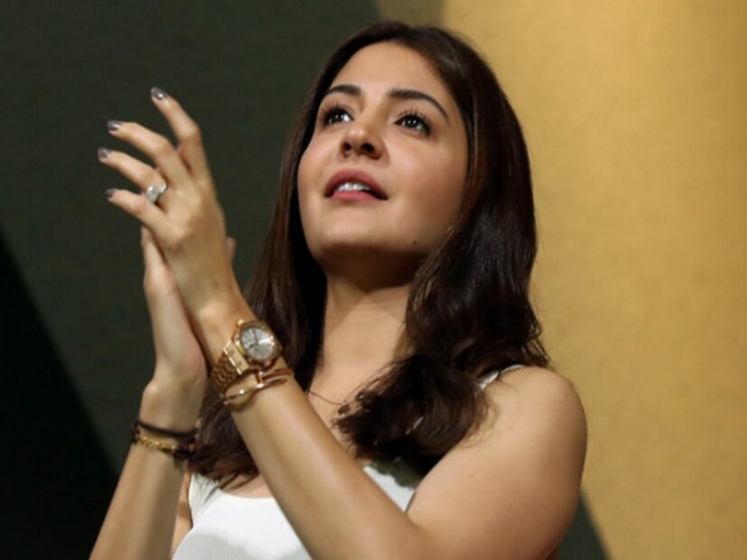 চলতি আইপিএলে গত ১৩ এপ্রিল চিন্নাস্বামীর স্ট্যান্ডে প্রথমবার দেখা গিয়েছিল অনুষ্কা শর্মাকে ৷ বুধবার আরসিবি-চেন্নাই সুপার কিংস ম্যাচে ফের মাঠে দেখা গিয়েছে তাঁকে ৷ কুইন্টন ডি ককের ৫৩ এবং এবি ডেভিলিয়ার্সের ৩০ বলে ৬৮ রান শেষপর্যন্ত কাজে এল না ৷ ২০৬ রানের বিশাল টার্গেটও অনায়াসে পৌঁছতে সফল চেন্নাই সুপার কিংস ৷ কোহলিদের মুখের হাসি কেড়ে নিলেন ‘ক্যাপ্টেন কুল’ মহেন্দ্র সিং ধোনি ৷ ডেভিলিয়ার্সের আটটা ছক্কা জবাব দিলেন সাতটা বিশাল ছয় হাঁকিয়ে ৷ বিরাটের পাশাপাশি এদিন অনুষ্কার মুখের হাসিও ছিনিয়ে নিয়েছেন মাহি ৷ বরং ম্যাচ যত গড়িয়েছে ততোই হাসি চওড়া হয়েছে ধোনি পত্নী সাক্ষীর ৷ Photo Courtesy: IPL/BCCI