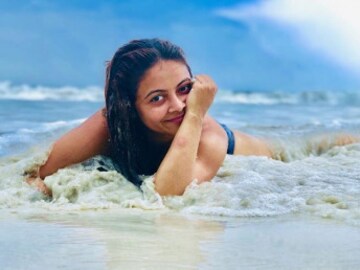 In pics: বোল্ড অবতারে সোশ্যাল মিডিয়ায় উষ্ণতা ছড়ালেন ‘গোপি বহু’ In pics: বোল্ড অবতারে সোশ্যাল মিডিয়ায় উষ্ণতা ছড়ালেন ‘গোপি বহু’
