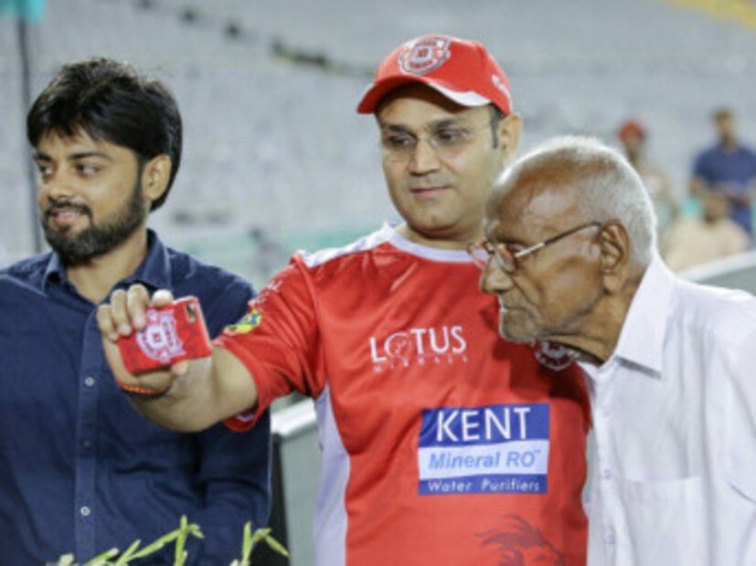কিংস ইলেভেন পঞ্জাবের অনুশীলনের পর সেলফিও তোলেন নিজের এই বর্ষীয়ান ফ্যানের সঙ্গে৷ Photo Courtesy: kings xi punjab/Twittter Handle
