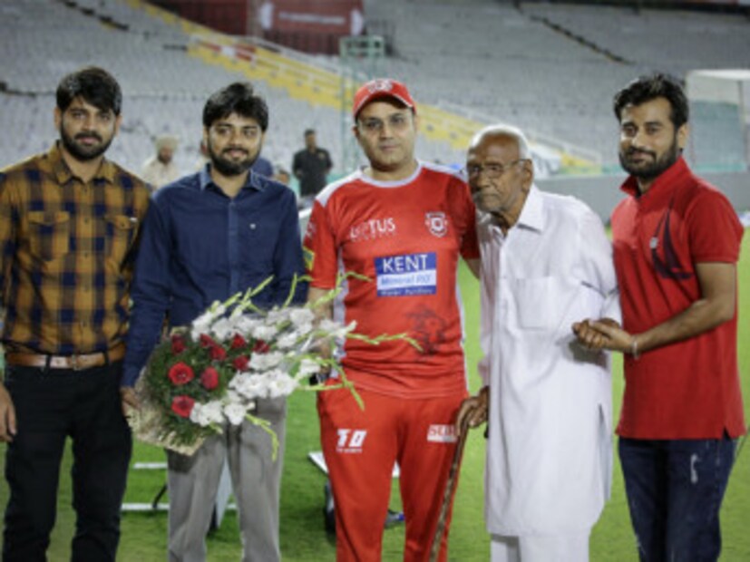  দাদাজি-র হাতে তুলে দেওয়া হয় ফুলের তোড়া এমনিতেই সোশ্যাল মিডিয়ায় দারুণ জনপ্রিয় বীরু৷ তাঁর এই সুন্দর ব্যবহার আরও একবার তাঁর ফ্যান বানিয়ে দিল৷ Photo Courtesy: kings xi punjab/Twittter Handle