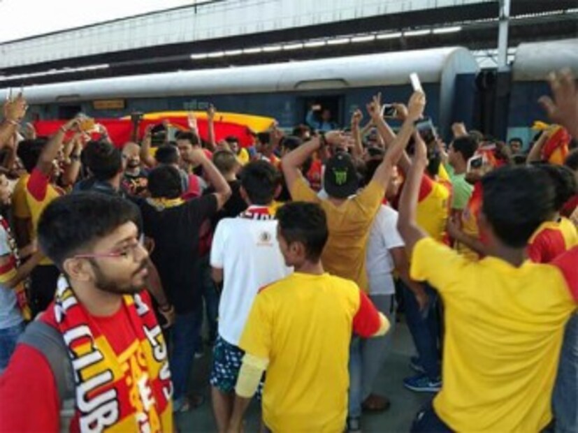 তবে শুধু যদি ভাবেন আইপিএলে বা ক্রিকেটেই এটা হচ্ছে তাহলে ভুল করবেন ৷ কলকাতার ফুটবল পাগল জনতার ছবিটাও ঠিক এক৷ Photo Courtesy:east Bengal the real power/Facebook page
