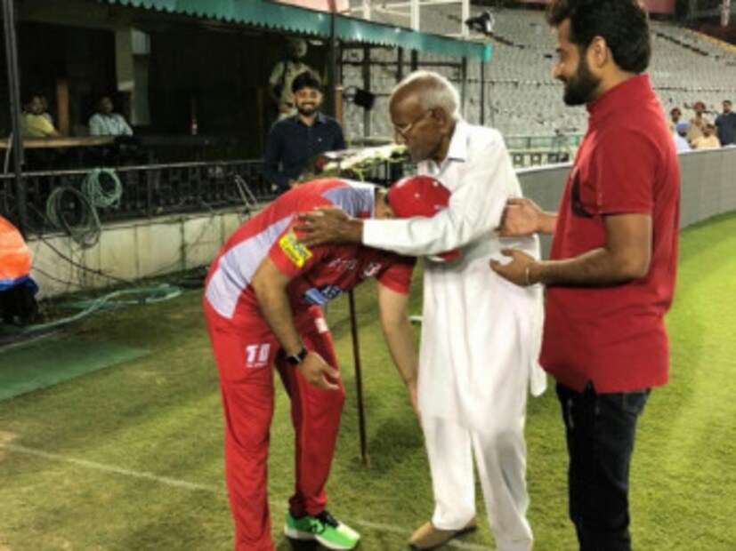 তবে বিষয়টিকে ভক্ত ও ভগবানের দেখা হওয়ায় নিয়ে যাননি নজফগড়ের নবাব৷ বরং বয়স্ক কোনও মানুষের সঙ্গে দেখা হলে যেরকম ভাবে সম্মান দেখানো উচিত তাই করলেন তিনি৷ প্রণাম করেন বীরু,সম্মান জানান ‘দাদা’ অর্থাৎ দাদু বলে৷ Photo Courtesy: kings xi punjab/Twittter Handle