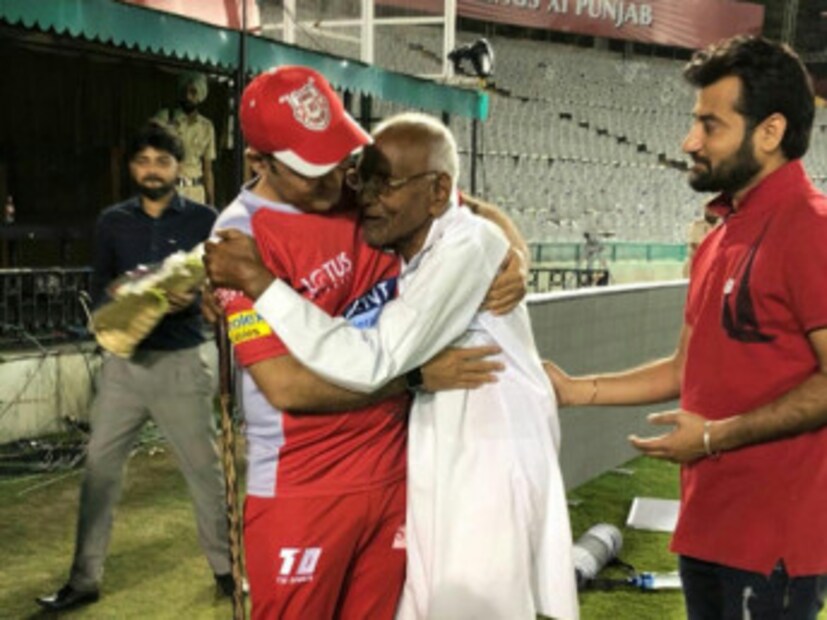 বীরু নিজেই তাঁর এই ‘জবরা ফ্যান’কে চিনিয়ে দিয়েছেন দুনিয়ার সঙ্গে৷ ৯৩ বছরের ওমপ্রকাশ পাতিয়ালা থেকে চণ্ডীগড়ে এসেছিলেন সেহওয়াগের সঙ্গে একবার দেখা করতে৷ Photo Courtesy: kings xi punjab/Twittter Handle