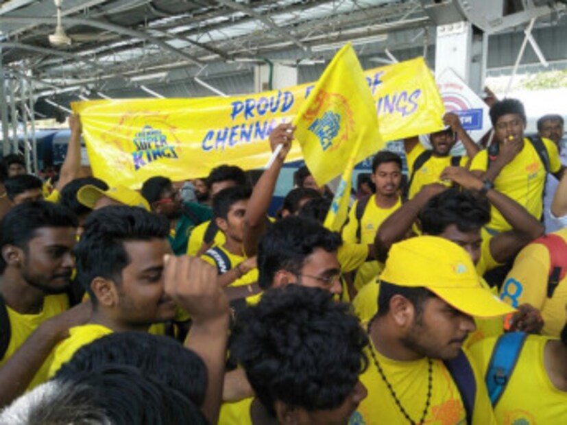 প্রায় ১০০০ ফ্যান চেন্নাইয়ের হয়ে গলা ফাটাতে যাচ্ছেন, যাঁদের দারুণভাবে সাহায্য করেছেন সিএসকে ম্যানেজমেন্ট৷ Photo Courtesy: csk/Twittter Handle