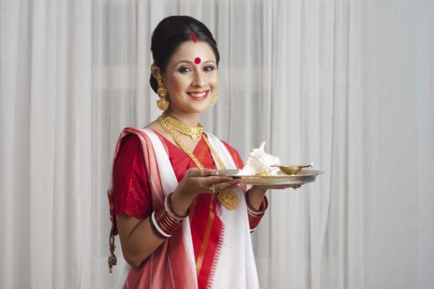 শাড়িটা পড়ুন একেবারে পুরনো কায়দায় ৷ ইচ্ছে করলে আঁচলে বাঁধুন চাবির গোছা ৷ চুল রাখুন খুলে ৷ কিংবা খোঁপা ৷ খোঁপায় থাকুক, গোলাপ বা জুঁই ফুল ৷ শাড়িটা পড়ুন একেবারে পুরনো কায়দায় ৷ ইচ্ছে করলে আঁচলে বাঁধুন চাবির গোছা ৷ চুল রাখুন খুলে ৷ কিংবা খোঁপা ৷ খোঁপায় থাকুক, গোলাপ বা জুঁই ফুল ৷