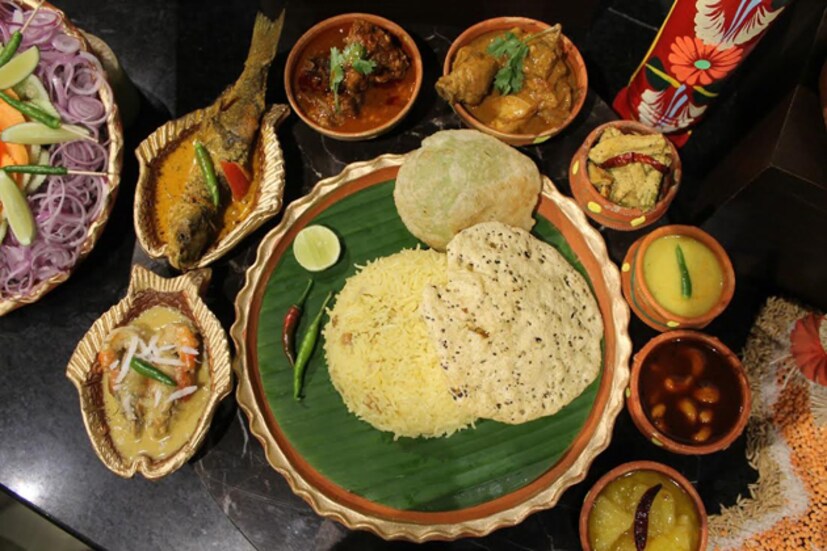 পার্ট স্ট্রিট থেকে শরৎ বসু রোড সব রেস্তোরাঁতেই হাজির পয়লা বৈশাখের বিশেষ মেন্যু ৷ যেখানে রয়েছে নানা রকমের শাক, নানা স্বাদের ডাল ৷ রয়েছে ইলিশ, বোয়াল, চিতল ৷ ৷ কচি পাঠার ঝোল, কিংবা বাহারি মুরগি ৷ শেষ পাতে আমের চাটনি, দই মিষ্টি ৷  সেক্টর ফাইভে ‘জয়সলমির’ আর রাজারহাটের ‘ফেরিনা’ তাঁদের ঝুলিতেও রয়েছে পয়াল বৈশাখ স্পেশাল খাবার দাবার ৷ মেন্যুতে প্রায় পাঁচরকমের মাছ ৷ ডালও রয়েছে পাঁচরকম ৷ সঙ্গে লুচি ৷ পোলাও বা ভাত ইচ্ছে মতো আপনার ৷ পাপড়, চাটনি দই, মিষ্টি, সন্দেশ ৷ একেবারে শেষে পানও রয়েছে ৷