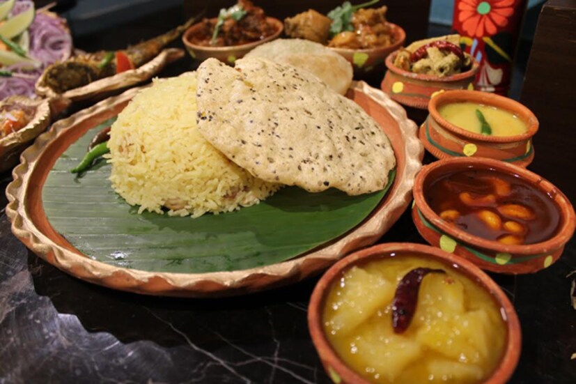 তবে এই সব কিছু ঘরেই খাবেন, নাকি রেস্তোরাঁয় ৷ তার সিদ্ধান্ত নিতে হবে আপনাকেই ৷ পয়লা বৈশাখের উদযাপনে শহরের প্রায় সব রেস্তোঁরাতেই মিলবে নানা স্বাদের মেন্যু ৷ তবে সব মেন্যুতে থাকবে বাঙালি টাচ ! তা এবারের পয়লা বৈশাখে কোন রেস্তেরাঁয় যাবেন ? জেনে নিন !