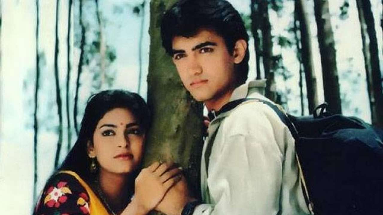 জুহি চাওলার স্ক্রিন টেস্টের জন্য তাঁকে সাহায্য করেছিলেন আমির। তাঁকে রীতিমতো ট্রেনিং দিয়েছিলেন! টেস্টে জুহিকে 'ইয়াদো কী বারাত' ছবির একটি দৃশ্যে অভিনয় করতে বলা হয়। তখন জুহি চিত্রনাট্য নিয়ে আমিরের দ্বারস্থ হন। প্রযোজক নাসির হুশেনের বাড়ির পিছনের বাগানে স্ক্রিন টেস্ট হয়েছিল। জুহি চাওলার স্ক্রিন টেস্টের জন্য তাঁকে সাহায্য করেছিলেন আমির। তাঁকে রীতিমতো ট্রেনিং দিয়েছিলেন! টেস্টে জুহিকে 'ইয়াদো কী বারাত' ছবির একটি দৃশ্যে অভিনয় করতে বলা হয়। তখন জুহি চিত্রনাট্য নিয়ে আমিরের দ্বারস্থ হন। প্রযোজক নাসির হুশেনের বাড়ির পিছনের বাগানে স্ক্রিন টেস্ট হয়েছিল।