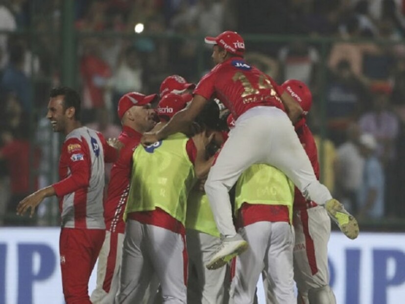 সোমবার শেষ ওভারে জয়ের জন্য দিল্লির প্রয়োজন ছিল ১৭ রান। কঠিন লক্ষ্যের সামনে দাঁড়িয়েও দারুণ ব্যাটিং করে গিয়েছে আইয়ার। ওভারের প্রথম বল ডট। দ্বিতীয় বলে ছয় হাঁকিয়ে দলকে জয়ের কাছাকাছি পৌঁছে দিয়েছিলেন আইয়ার। পরের দু’বলে নেন ২ রান। পঞ্চম বলে বাউন্ডারি হাঁকানোর পর শেষ বলে টার্গেট দাঁড়ায় ৫ রান। শেষ বলে ছক্কা হাঁকানো আর হয়নি ৷ মুজিবর রহমানের বলে লং অফে ক্যাচ নিতে ভুল করেননি অ্যারন ফিঞ্চ। আর তাতেই থেমে যায় আইয়ারের একার লড়াই। Photo: BCCI