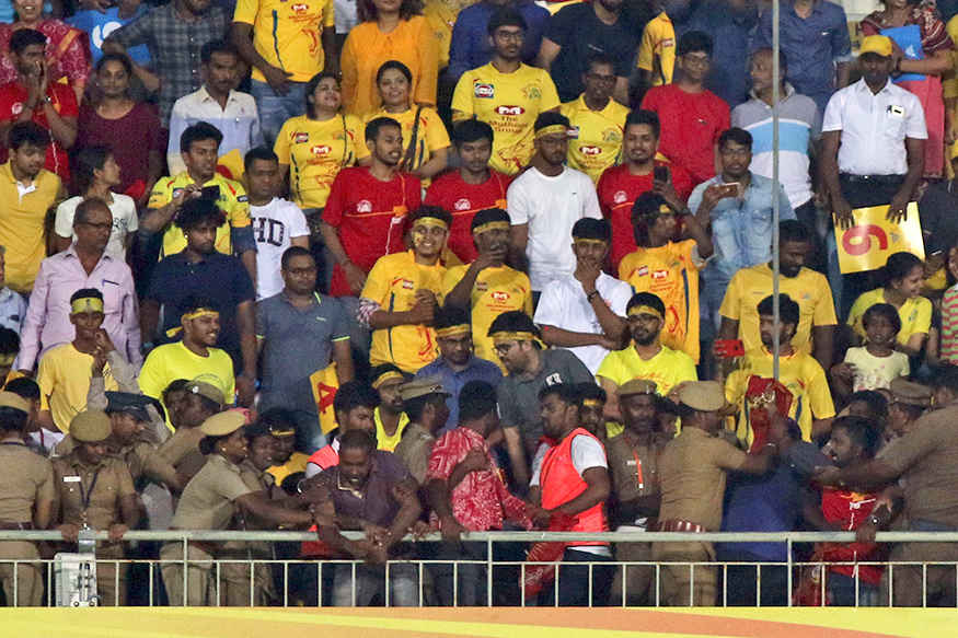 গ্যালারিতে লুকিয়ে থাকা দুই বিক্ষোভকারীকে পুলিশ গ্রেফতার করলেও তারা জে কারনে স্টেডিয়ামের ভিতর ঢুকেছিল তা ততক্ষণে হয়েই গিয়েছিল ৷ (Photo: AP) গ্যালারিতে লুকিয়ে থাকা দুই বিক্ষোভকারীকে পুলিশ গ্রেফতার করলেও তারা জে কারনে স্টেডিয়ামের ভিতর ঢুকেছিল তা ততক্ষণে হয়েই গিয়েছিল ৷ (Photo: AP)