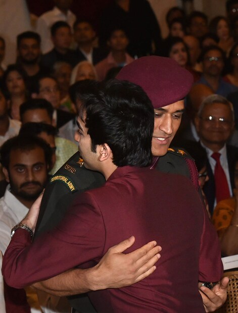 পদ্ম সম্মানের সময় মাহেন্দ্র সিং ধোনি ও পঙ্কজ আডবানী (Photo: PTI)
