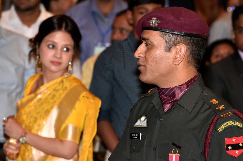 পদ্ম সম্মানের সময় স্ত্রী সাক্ষী সঙ্গে মাহেন্দ্র সিং ধোনি (Photo: PTI)
