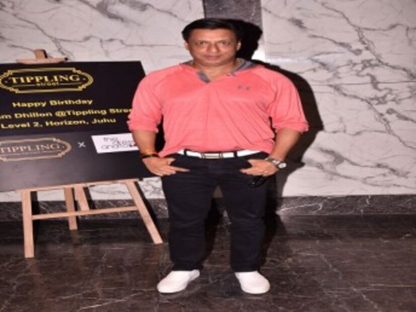 পার্টিতে এলেন পরিচালক মধুর ভান্ডরকর