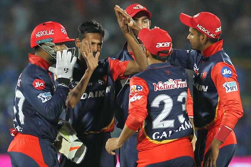 দিল্লি ডেয়ারডেভিলসদের খেলোয়াড়দের উইকেটের পর উচ্ছাস (Photo: IPLT20/BCCI)