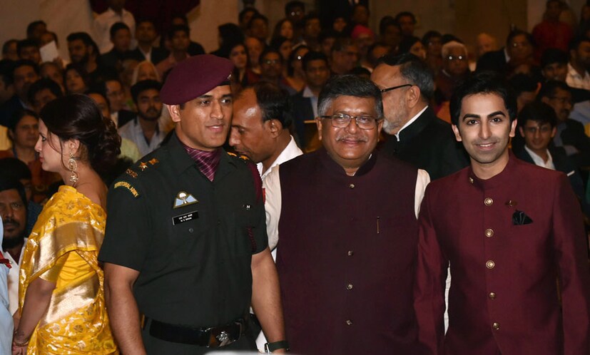 পদ্ম সম্মানের সময় মাহেন্দ্র সিং ধোনি, পঙ্কজ আডবানী এবং রবি শঙ্কর প্রসাদ (Photo: PTI)