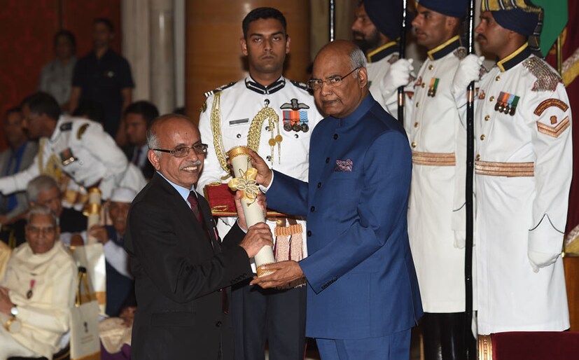 রাষ্ট্রপতির হাত থেকে পদ্মশী সম্মান পেলেন এম আর রাজগোপাল (Photo: PTI)