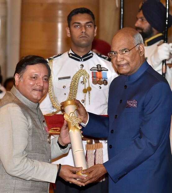 রাষ্ট্রপতির হাত থেকে পদ্মশী সম্মান পেলেন অভিনেতা মনোজ যোশি (Photo: PTI)
