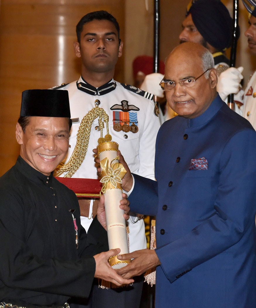 রাষ্ট্রপতির হাত থেকে পদ্মশী সম্মান পেলেন মালয়েশিয়ার বিখ্যাত ভারতীয় শাস্ত্রীয় নৃত্য শিল্পী ও কোরিওগ্রাফার রামলি ইব্রাহিম (Photo: PTI) রাষ্ট্রপতির হাত থেকে পদ্মশী সম্মান পেলেন মালয়েশিয়ার বিখ্যাত ভারতীয় শাস্ত্রীয় নৃত্য শিল্পী ও কোরিওগ্রাফার রামলি ইব্রাহিম (Photo: PTI)