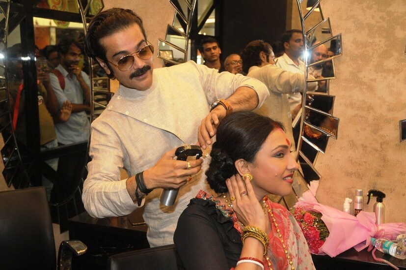  তোমায় সাজাব যতনে... সোহাগ করে ঋতুর চুল বেঁধে দিচ্ছেন বুম্বা।