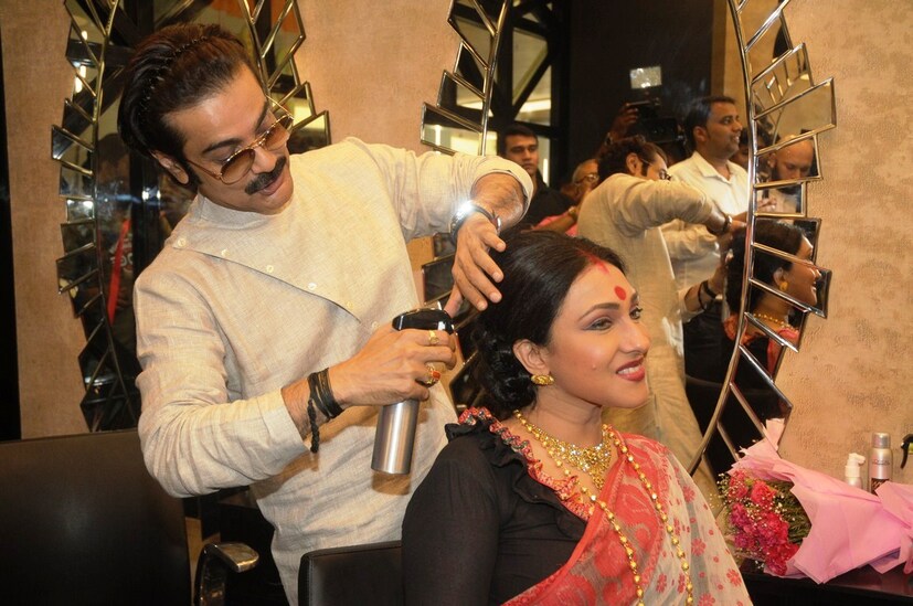  'দৃষ্টিকোণ'-এ প্রসেনজিৎকে দেখা যাবে একজন অ্যাডভোকেটের চরিত্রে। ঋতুপর্ণা তাঁর মক্কেল। মামলা চলতে থাকে অনেকদিন ধরে! সময়ের সঙ্গে সঙ্গে দু'জনের মধ্যে তৈরি হয় সম্পর্ক। প্রসেনজিতের স্ত্রীর চরিত্রে অভিনয় করেছেন চূর্ণি গঙ্গোপাধ্যায়।