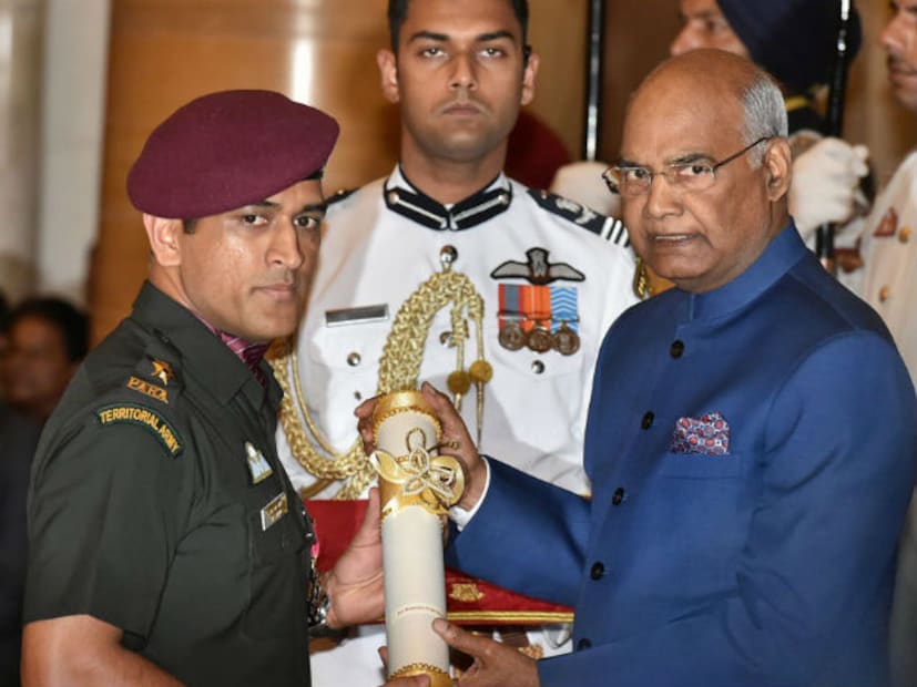 রাষ্ট্রপতির হাত থেকে পদ্ম ভূষণ সম্মান পেলেন ক্রিকেটার মাহেন্দ্র সিং ধোনি (Photo: PTI)