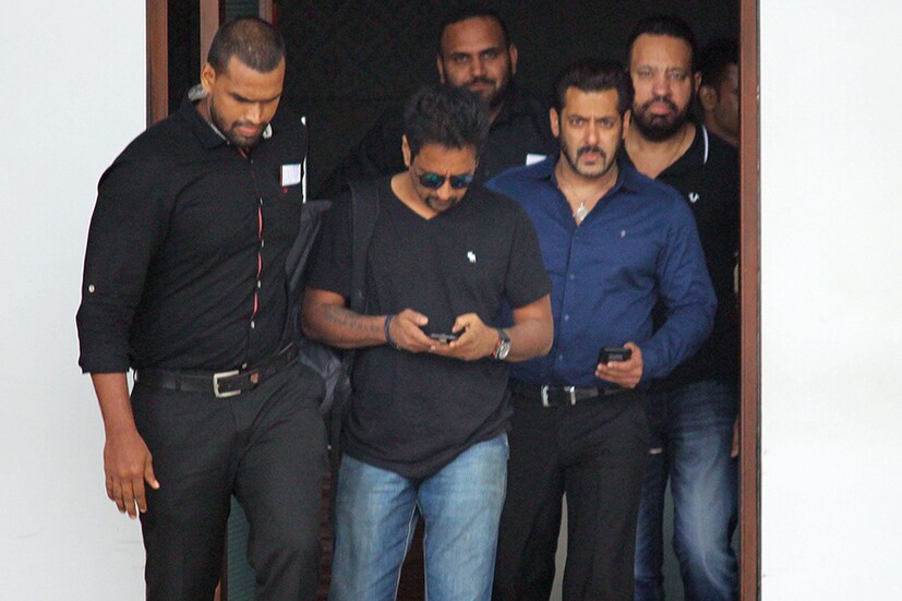 অভিযোগ, ২8 শে সেপ্টেম্বর ১৯৯৮, যোধপুরের সীমান্তে ভাওয়াদ গ্রামে ২টি চিংকারা শিকার করেন সালমান খান ৷ (Photo: Yogen Shah)