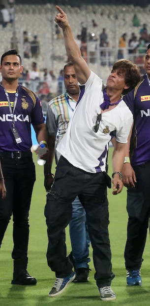 অধিনায়ক কার্তিকের অপরাজিত ইনিংসে জয় দেখে মাঠেই নেমে পড়লেন নাইট কর্ণধার। (Photo:  Viral Bhayani) 