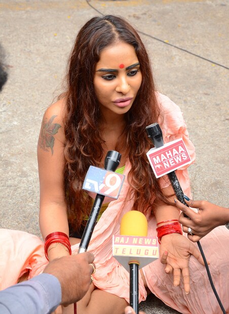 জানা গিয়েছে, এ দিন সকালে অভিনেত্রী ভারতীয় পোশাকে তেলুগু ফিল্ম চেম্বারের সামনে এসে হাজির হন ৷ এবং বিক্ষোভ দেখাতে দেখাতেই ক্যামেরার সামনেই পোশাক খুলে ফেলতে থাকেন ৷ (Image: Viral Bhayani)