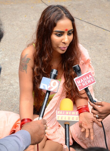 ঘটনাস্থনে হাজির হয় স্থানীয় থানার পুলিশ ৷ অভিনেত্রীকে আপাতত পুলিশি হেফাজতে নিয়ে যাওয়া হয়েছে ৷​ (Image: Viral Bhayani)