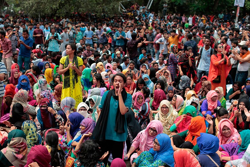 শত শত ছাত্র-ছাত্রী ঢাকা বিশ্ববিদ্যালয়ের টিএসসির মোড়ে জড়ো হয়ে সেখানে বিক্ষোভ চালিয়ে যাচ্ছে ৷ (Photo: AP) 