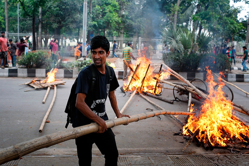 কোটা পদ্ধতি সংস্কারের দাবিতে শাহবাগে শিক্ষার্থীদের ও চাকরি প্রার্থীরা মিছিল ও সমাবেশ।  (Photo: AP)