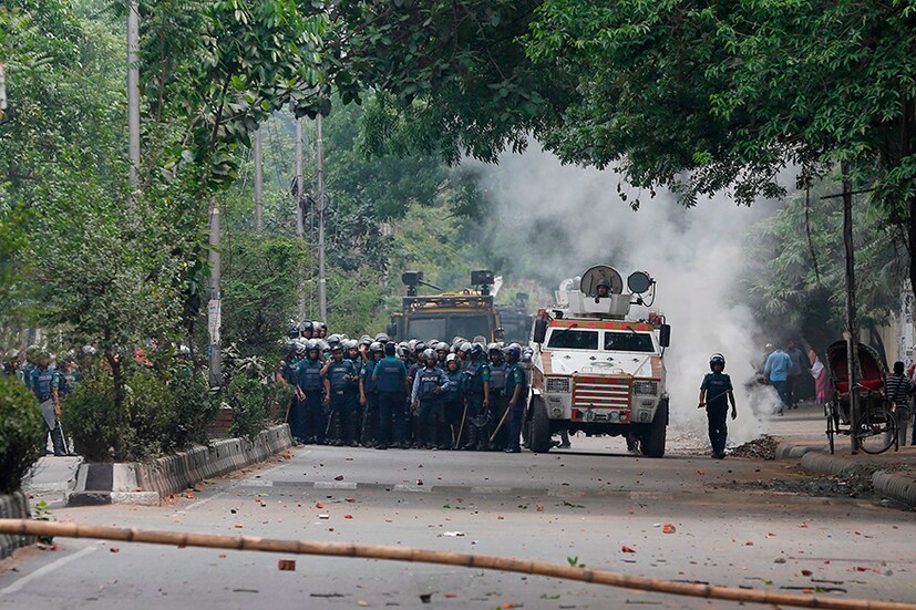 শাহবাগ মোড়ে কড়া পুলিশ পাহারা (Photo: AP)