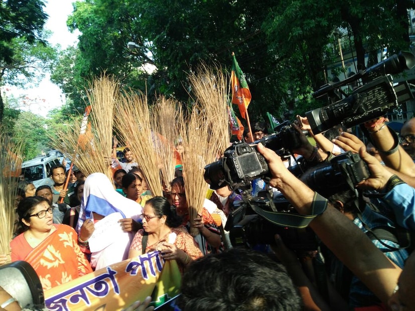 বেলা বাড়ার সঙ্গে বাড়তে থাকে উত্তেজনার পারদ। (Photo: Sougata Mukhopadhyay,News18) 