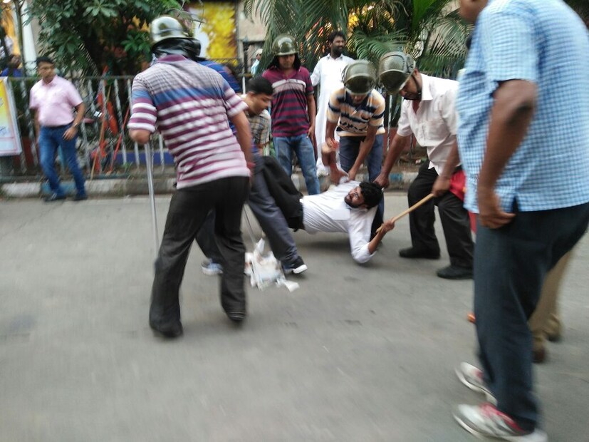 পুলিশের সঙ্গে ধস্তাধস্তিও হয়।  পুলিশ কয়েকজন বিক্ষোভকারীদের আটক করে। (Photo: Sougata Mukhopadhyay,News18) 