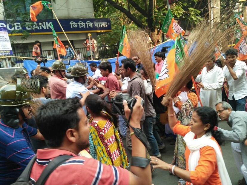 পুলিশের সঙ্গে ধস্তাধস্তিও হয় মহিলা মোর্চার। বিজেপির মহিলা মোর্চার বিক্ষোভের আগেই রাজ্য নির্বাচন কমিশনের দফতরের সামনে বিক্ষোভ দেখায় বাম গণতান্ত্রিক মহিলা সমিতি ৷ (Photo: Sougata Mukhopadhyay,News18) 