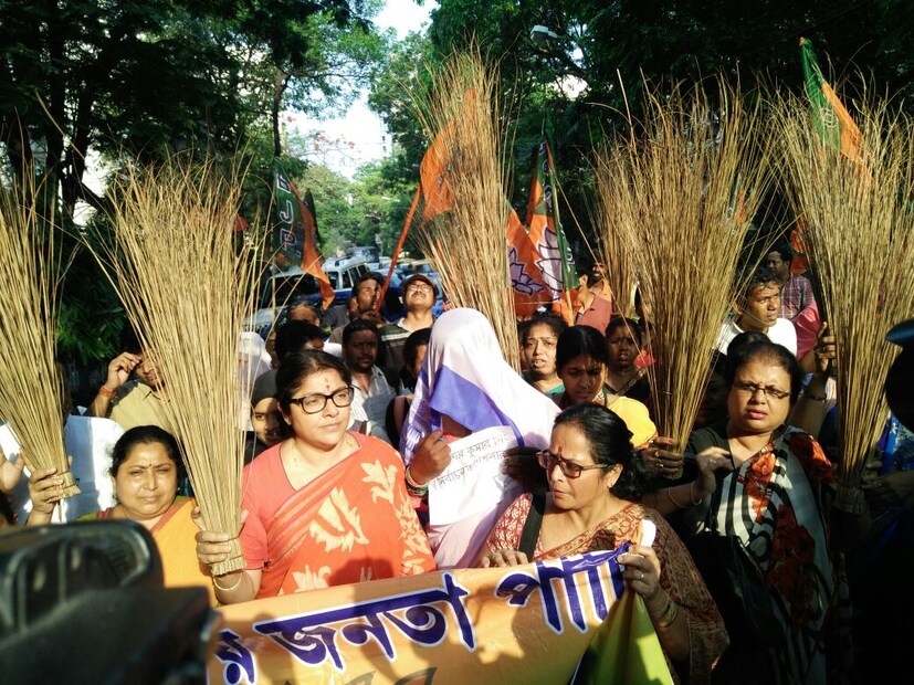 ঝাঁটা হাতে বিজেপির মহিলা কর্মীরা। নেতৃত্বে লকেট চট্টোপাধ্যায়।  (Photo: Sougata Mukhopadhyay,News18) 