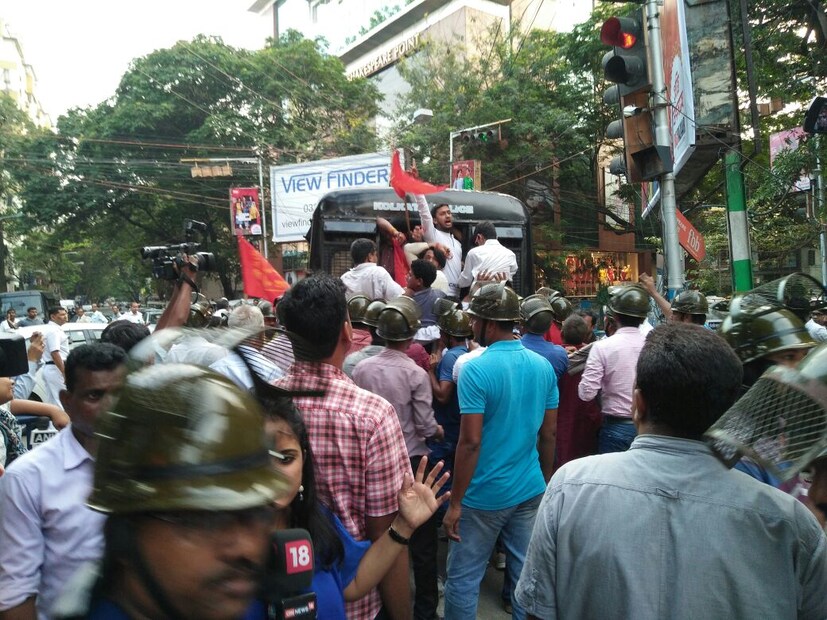 গোলমাল আটকাতে কমিশনের দফতরের বাইরে বিশাল পুলিশ বাহিনী মোতায়েন রয়েছে। (Photo: Sougata Mukhopadhyay,News18) 