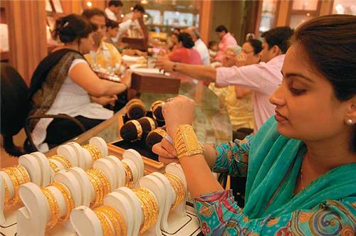 গয়না: পয়লা বৈশাখ উপলক্ষ্যে বাঙালি বাড়িতে নতুন গয়না কেনার চল রয়েছে ৷ তাই এই উৎসবে প্রিয়জনকে উপহার দিন গয়না ৷ অবশ্যই আপনার সাধ্যের মধ্যে ৷ গয়না: পয়লা বৈশাখ উপলক্ষ্যে বাঙালি বাড়িতে নতুন গয়না কেনার চল রয়েছে ৷ তাই এই উৎসবে প্রিয়জনকে উপহার দিন গয়না ৷ অবশ্যই আপনার সাধ্যের মধ্যে ৷