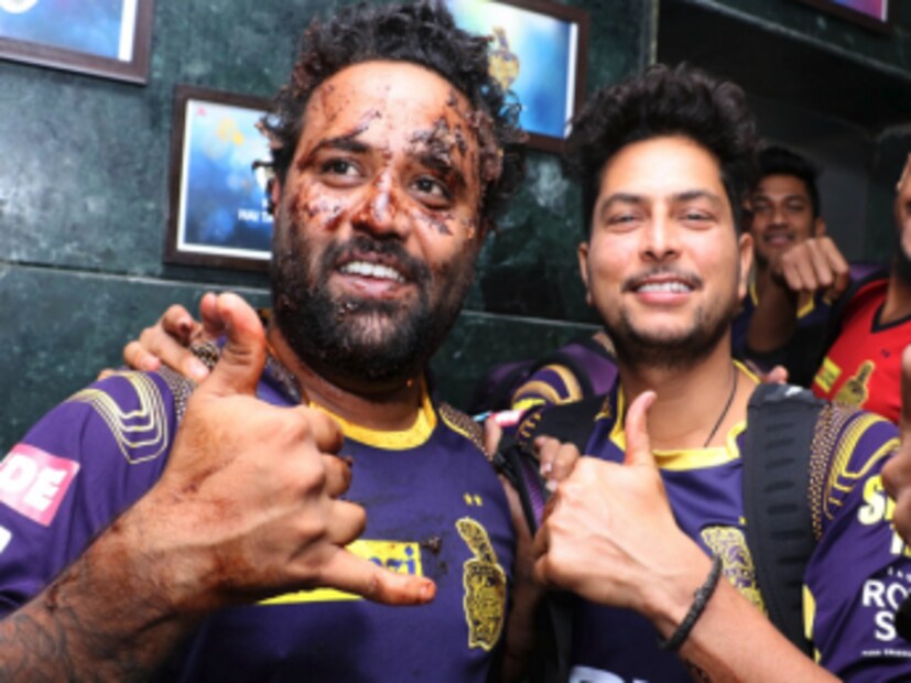 রাজস্থান রয়্যালসকে ৭ উইকেটে হারানোর পর সেলিব্রেশন তো বানতা হ্যায়৷ তারওপর এদিন জন্মদিন ছিল দলের অ্যানালিস্ট অনিরুদ্ধ শ্রীকান্তের৷ তাই তাঁকে ঘিরে ছিল বাড়তি সেলিব্রেশন৷ Photo Courtesy:kkr /Twittter Handle